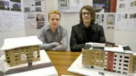 Studenterna Klas Bosaeus och Peter Fajers har färdigställt varsin husmodell med utformning och materialval som harmonierar med omgivningen på Mjölkuddsbrinken. "Det är fantastiska tomter vid vattnet. Det ger möjligheter till jättefint boende", säger Peter Fajers.FOTO: Göran Ström