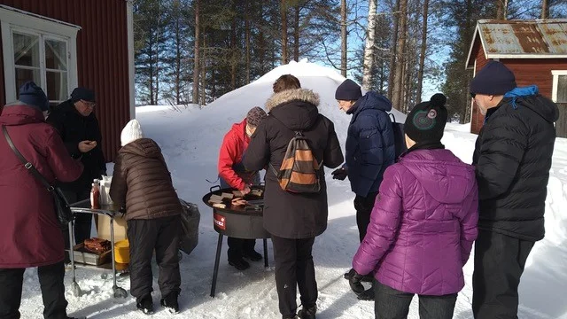 Det blev kö till korvgrillen på Grundet.