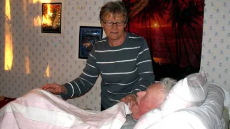 Elisabeth Rebane i Hakkas har varit anhörigvårdare åt sin man Richard 94 år sedan 2002. Men när hon förra året i december begärde avlastning hos Gällivare kommun stötte hon på problem.  - Det verkar som om de vill smygavveckla allt på landsbygden, säger hon.                                                                                                                                                                                                                          FOTO: John Filipsson
