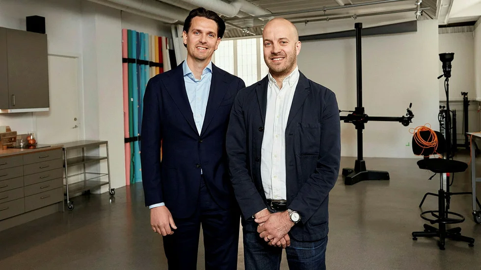 Jonathan Petterson, till höger, berättar om anledningen till varslet.