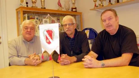 Hornskrokens IF har haft det bekymmersamt under ett antal år och något måste göras för att få mera fart på klubben. Det anser Sture Bergdahl (t v), Stefan Lundin och Kjell Andersson.