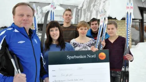 Kommunalrådet Bengt Niska lämnade över en check på 2 000 kronor till Alma Henriksson, Jakob Kero, Christell Kalla, Josef Ylipää och Camilla Kero.