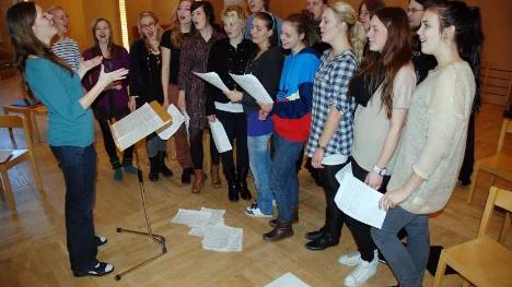 Anneli Gustafson ska leda Musikgymnasiets kör i föreställningen "Always on my mind - the spirit of Elvis Presley" på Sagateatern på måndag.