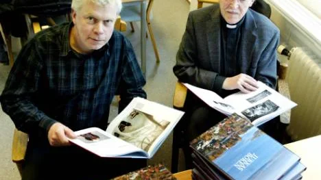 Bokverket om den märkliga byn som växte fram i ödemarken för 400 år sedan är klart. Kjell Törmä har gjort layout och Jan-Erik Kuoksu har varit redaktör för Jukkasboken.FOTO: HANS STERNLUND