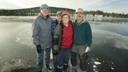 Ingrid Blomberg med sina hjältar. Börje Holmlund, Lennart Öhlén och Ebbe Ögren räddade henne från att drunkna. FOTO: Göran Ström