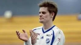 Johan Isaksson har förlängt sitt kontrakt med IFK Luleå. Den målglade anfallaren stannar i klubben i minst två år till.