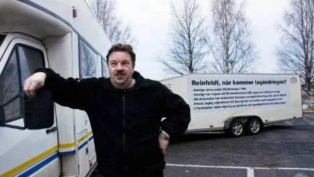 I lördags styrde Jouko Kinnunen sitt ekipage till Stockholm. Han kommer att ställa upp husbilen och vagnen utanför Stockholms tingsrätten där han har en tvisteförhandling med justitiekanslern.                                                                                                                                                                                      Foto: LENITHA ANDERSSON-JUNKKA