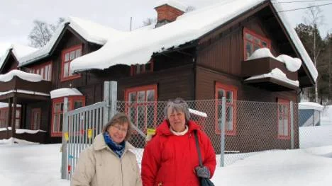 Barbro Törngren och Lena Nallo var med och startade Tuoddargruppen. I bakgrunden Tuoddarvillan. FOTO: John Filipsson
