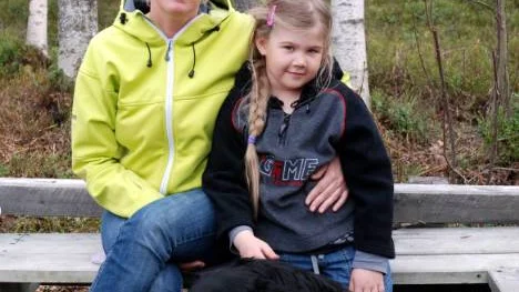 "Jag kommer förmodligen att bygga en ny stuga på platsen", säger ägaren Anna Hansson, här med dottern  Alishia.