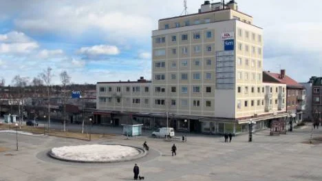 Gällivare centrum, ingen trängsel direkt. Och reklamskyltarna på Arcadenhuset har gapat tomma länge nu.FOTO: John Filipsson