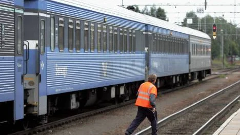 Fullsatta persontåg blev stående på mötesstationer runt Boden i upp till tre timmar i väntan på att Trafikverket skulle få entreprenören Infra Nord att skicka ut reparatörer till Bodens centralstation där en kontaktledning rivits ner.FOTO: Bengt-Åke Persson