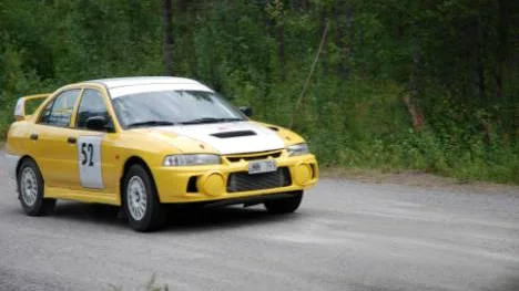 Här är kokpunkten nära. Bröderna Lars-Erik och Lennart Ahlbäck hade problem i värmen. Deras Mitshubishi var nära att koka. Men bröderna tog det så pass kallt att det blev en andraplats i den fyrhjulsdrivna klassen.