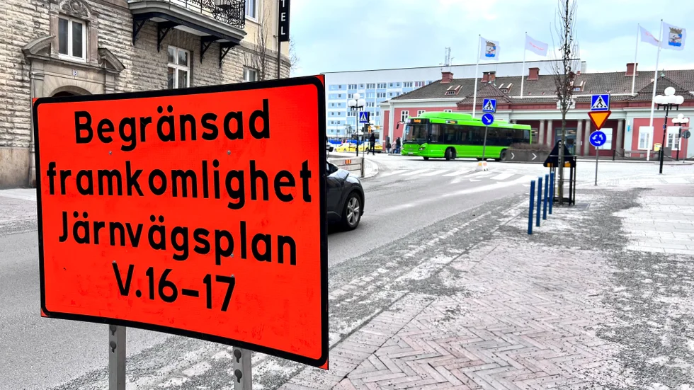 Stora skyltar har den senaste tiden förvarnat om det kommande gatuarbetet.