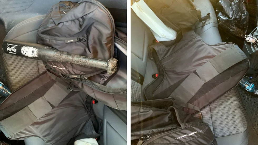 I bilen hittade polisen ett basebollträ och en skyddsväst. (Bilderna är hämtade ur förundersökningen.)