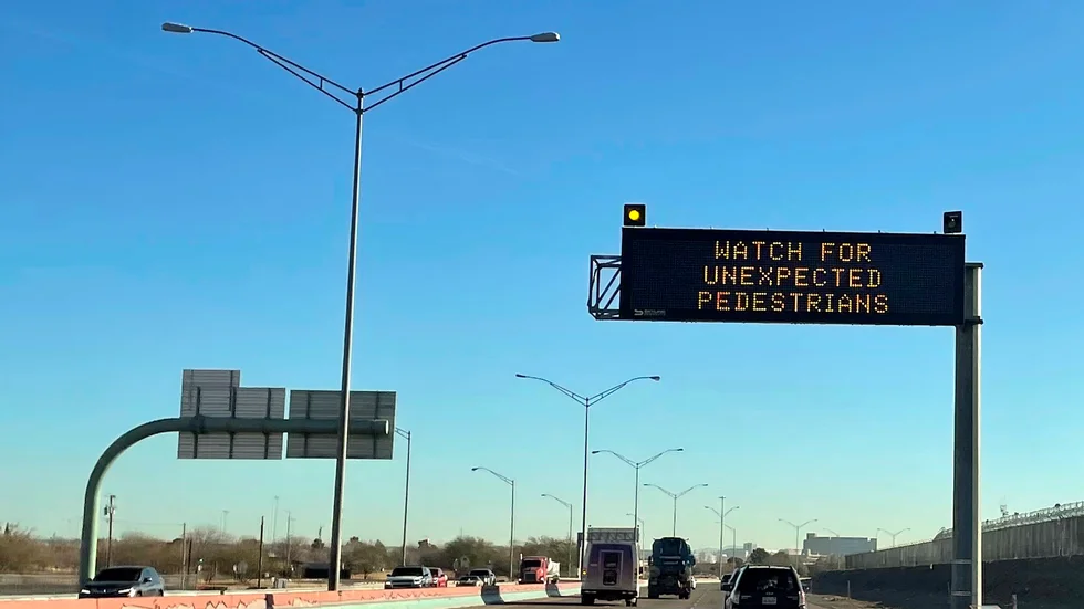 En motorväg vid gränsen mellan USA och Mexiko utanför staden El Paso i Texas.