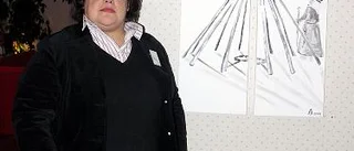 Konstläraren som studerar konst ställer ut