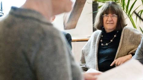 Anna Hedborg, tidigare socialförsäkringsminister, tycker att det ska införas en äldrevårdsförsäkring. I förgrunden syns LO:s Wanja Lundby-Wedin.