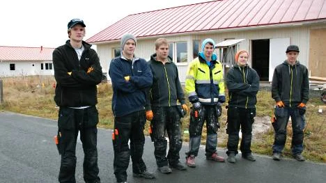 Längst bort i bakgrunden syns det färdiga huset. Nu håller Arvid Nilsson, Jesper Lindström, Tobias Berg, Albin Soutukorva, Gustav Lund och Andre Samuelsson på Björknäsgymnasiet på med nästa byggprojekt, som syns direkt bakom dem.                                              FOTO: Lena Tegström