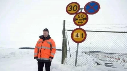 Det lär dröja innan några isvägar kan öppnas för biltrafik i Luleå skärgård. Isarna håller knappt för snöskoterkörning. "Det är verkligen farligt att ge sig ut på isarna och om man inte är välbekant med förhållandena", säger Patrik Ruumensaari, driftingenjör på Luleå kommuns tekniska kontor.<_Bildtext Fotobyline>FOTO: Pär Bäckström</_Bildtext Fotobyline>