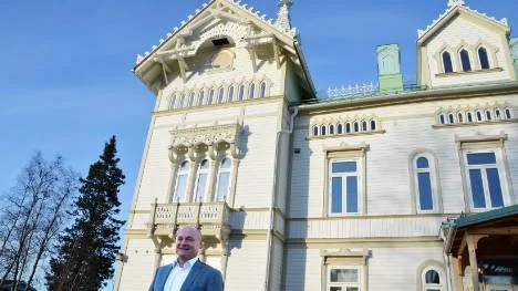 Peter Aasa har tagit över Fjällnäs slott för                    att förvalta den anrika och kulturhistoriskt viktiga byggnaden efter bästa förmåga.<_Bildtext Fotobyline> FOTO: Maria Ödalen</_Bildtext Fotobyline>