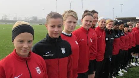 Emelie Helmvall, Emma Schäufele, Amanda Höglund och Elin Bergkvist (etta, tvåa, trea och fyra från vänster) är en talangfull kvartett som har fått visa upp sig under Piteås träningsläger i Holland.  Kvartetten har tagit ett kliv fram och har imponerat på de rutinerade lagkamraterna som Fiona O Suillivan, Stephanie Labbe", Jennifer Nobis, Faith Ikidi, June Pedersen och Josefin Johansson. "Det har varit roligt att få vara med och se och lära", säger Schäufele.