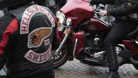 LANDSKRONA 20100405

En Hells Angels-medlem anländer för att lägga ner en blomma under en manifestation mot våld på Rådhustorget i Landskrona på annandag påsk sedan en 78-årig kvinna dödsmisshandlades förra måndagen på parkeringsplatsen utanför Hemköp i Landskrona.

Foto: Drago Prvulovic / SCANPIX / kod 70040