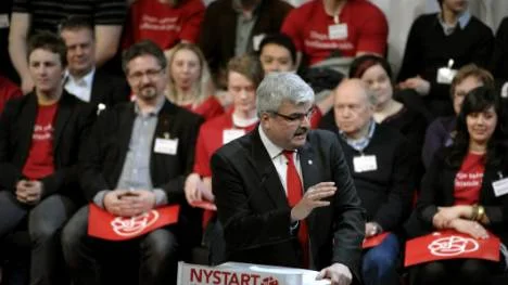 "Vi har färdats från neutralitet till aktivitet", sa Håkan Juholt i sitt stora installationstal på S-kongressen i slutet av mars. Det är ett uttalande som nagelfars i dagens ledare i NSD.