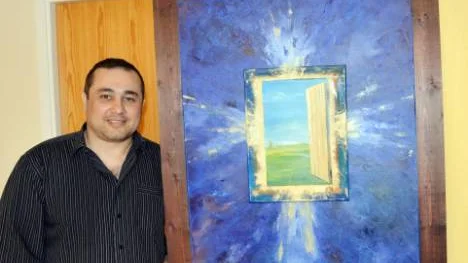 Armeniern Alex Cross ställer ut sina tavlor i Rörvikskyrkan i Boden.Foto: Lena Leffler