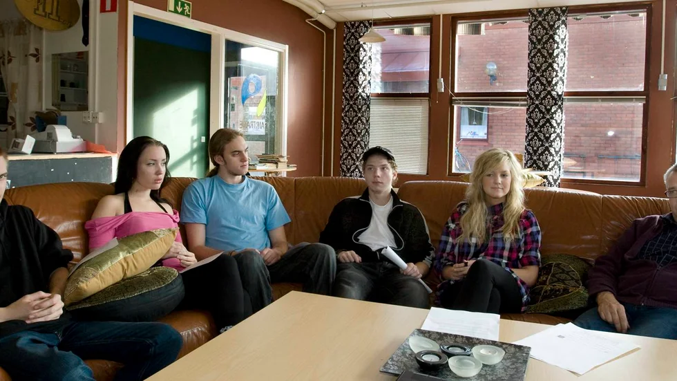 Tobias Jönsson, Caroline Dickman, Arvid Liljestrand, Alexander Mikkelsson och Ellen Hansson ska tillsammans med Lars Nilsson har studiecirklar i musik och drama på fritidsgårdarna i Porsön och Björkskatan.             FOTO: Göran Ström