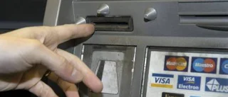 Kvinnor bestulna vid bankomater