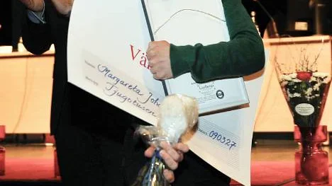 Margareta Johansson vad glad över sitt stipendium som delades ut av Länförsäkringar Norrbottens vd Kjell Lindfors.