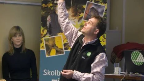 Per Ribbing, från miljömärkningen Svanen, och tv-meteorologen Tone Bekkestad berättade för mellanstadieelever från Mandaskolan och Kläppenskolan vad alla kan göra för att minska koldioxidutsläppen, ett exempel är att byta ut gammal belysning mot ny strömsnålare.FOTO: Göran Ström