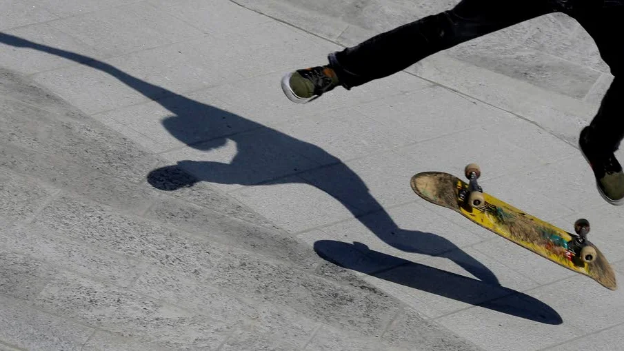 Skateboard. Staketen ska göra det säkrare att åka i parken.