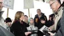 Kommunalrådet Karl Petersen (S) tog emot elevernas och föräldrarnas protester mot att klass 5 A förlorar sin favoritfröken. FOTO: Bengt-Åke Persson