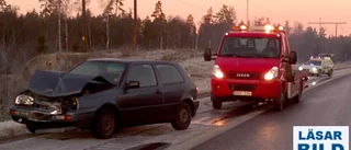 Bil krockade med saltbil på E4