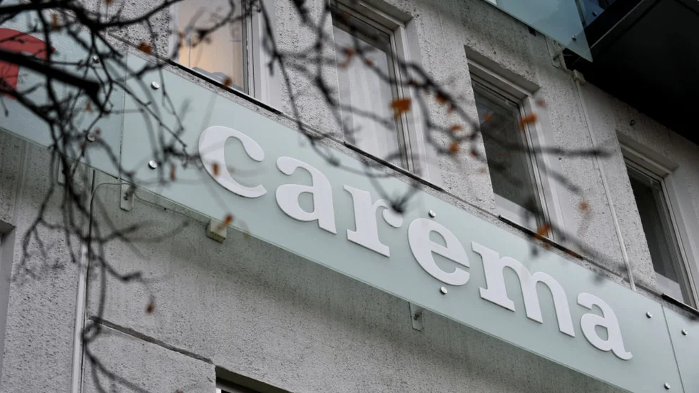 Carema-skandalen briserade i oktober 2011. "När några anställda så småningom vittnade om att nedkissade blöjor behövde vägas för att avgöra om personen kunde få en ny, brakade helvetet lös", konstaterar Melina Kandel.