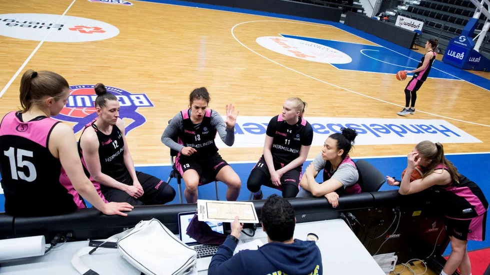 Genomgång. Coachen Jens Tillman  och de större spelarna snackar taktik på träningen.
