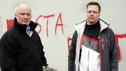 Dan Jakobsson och Magnus Bäcktorp framför en av de nedklottrade väggarna.FOTO: HANS STERNLUND