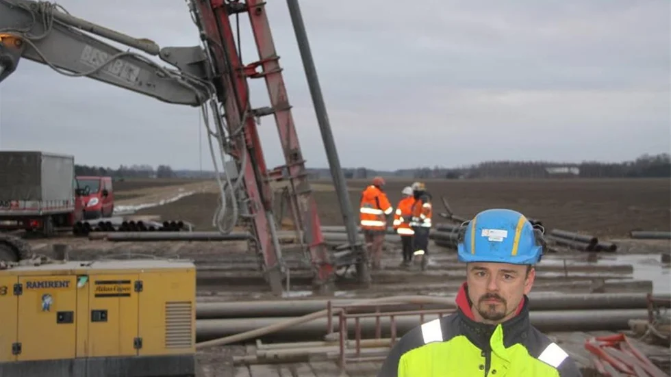 Tobias Johansson gör skyddsrond vid ett av fundamentbyggena för Sydostlänken.