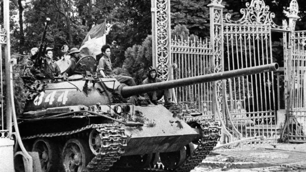 Sydvietnams fall. Kommunistiska styrkor intar presidentpalatset i Saigon.