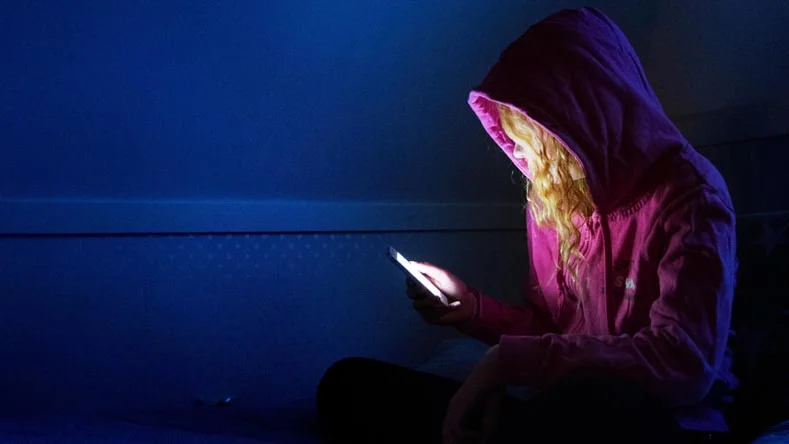 LINKÖPING 20150218
Genrebild på näthat i mobilen och i datorn/läsplattan. En tjej, med internet, i sin mobiltelefon.
Bild Jeppe Gustafsson
