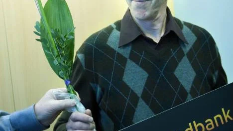 Bo Wallsten, ordförande i Företagarnas lokalförening i Töre, fick ta emot 10 000 kronor när föreningen utsågs till Årets förening i Norrbotten.