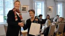 Kerstin Nilsson från Icehotel gratulerar Lucas Saari för klassens arbete.