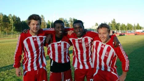 Övertorneså fyrkläver i tornedalsderbyt. Målskyttarna från vänster Jens Lindberg, Fabrice Niyonkuru, Freddy Kwizera och Henric Barsk.