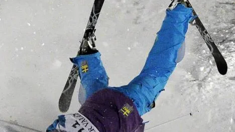 Puckelpiståkaren Jesper Björnlund från Kiruna föll tungt i VM-tävlingen i Deer Valley, USA.
