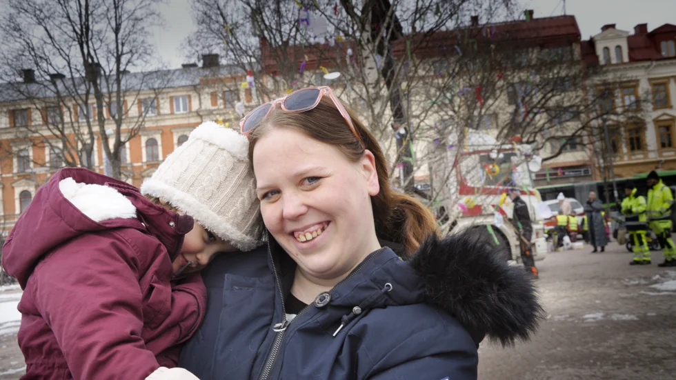 Eva Börjesson tillsammans med dottern Sanna, som tyckte det var spännande att se björken resas. Men för Sanna var det nog snäppet mer spännande med kameran. 