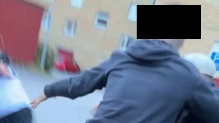 Den grova misshandeln filmades av en av de misstänkta gärningsmännen. Stillbilder från den skakiga filmen ingår i förundersökningen.
