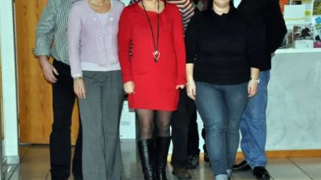 Kvinnorna tar plats hos Moderaterna; Catarina Nordin, Linda Frohm, Maria Fogman Lindqvist. Övriga är Roland Nordin, Kjell Andersson, Staffan Häggström och Åke Bäckman.FOTO: Lotta Nilsson