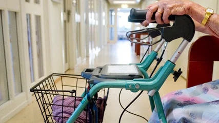 STOCKHOLM 20100914 : 
En Ã¤ldre kvinna med rollator sitter pÃ¥ en bÃ¤nk i en korridor pÃ¥ BrommagÃ¥rdens vÃ¥rd- och omsorgsboende i Bromma 
Foto: Jessica Gow / SCANPIX / Kod 10170