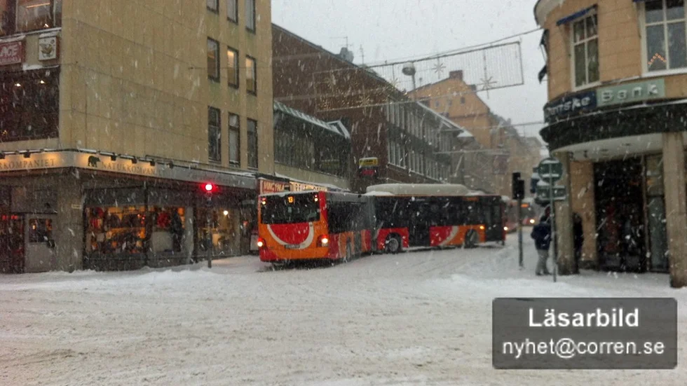 Den här bussen fick ställ i backen på Storgatan i centrala Linköping.